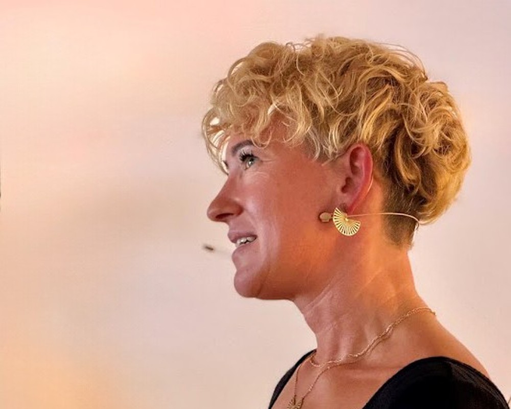 Sabine Otter mit Headset-Mikrofon während eines Vortrags