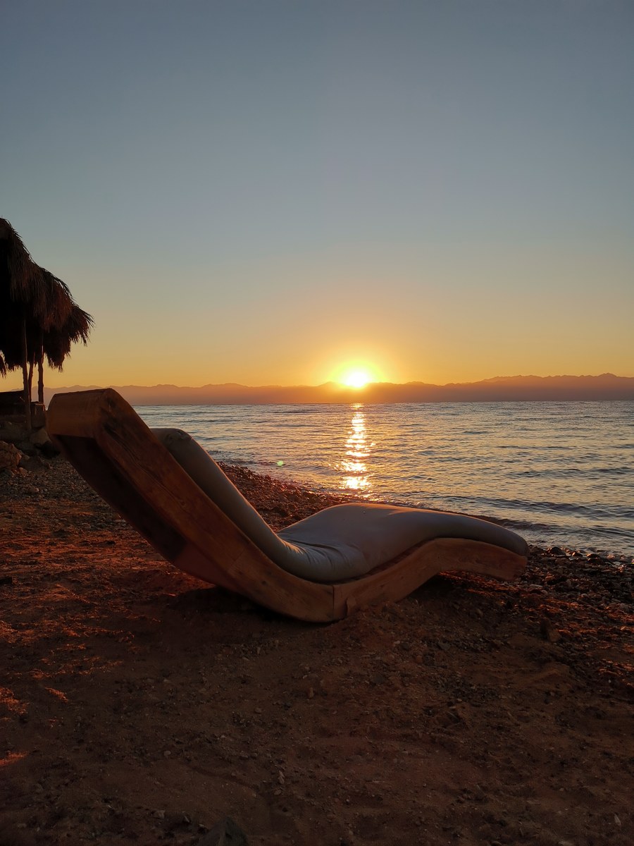 Sonnenaufgang über dem Roten Meer, Liege am Strand