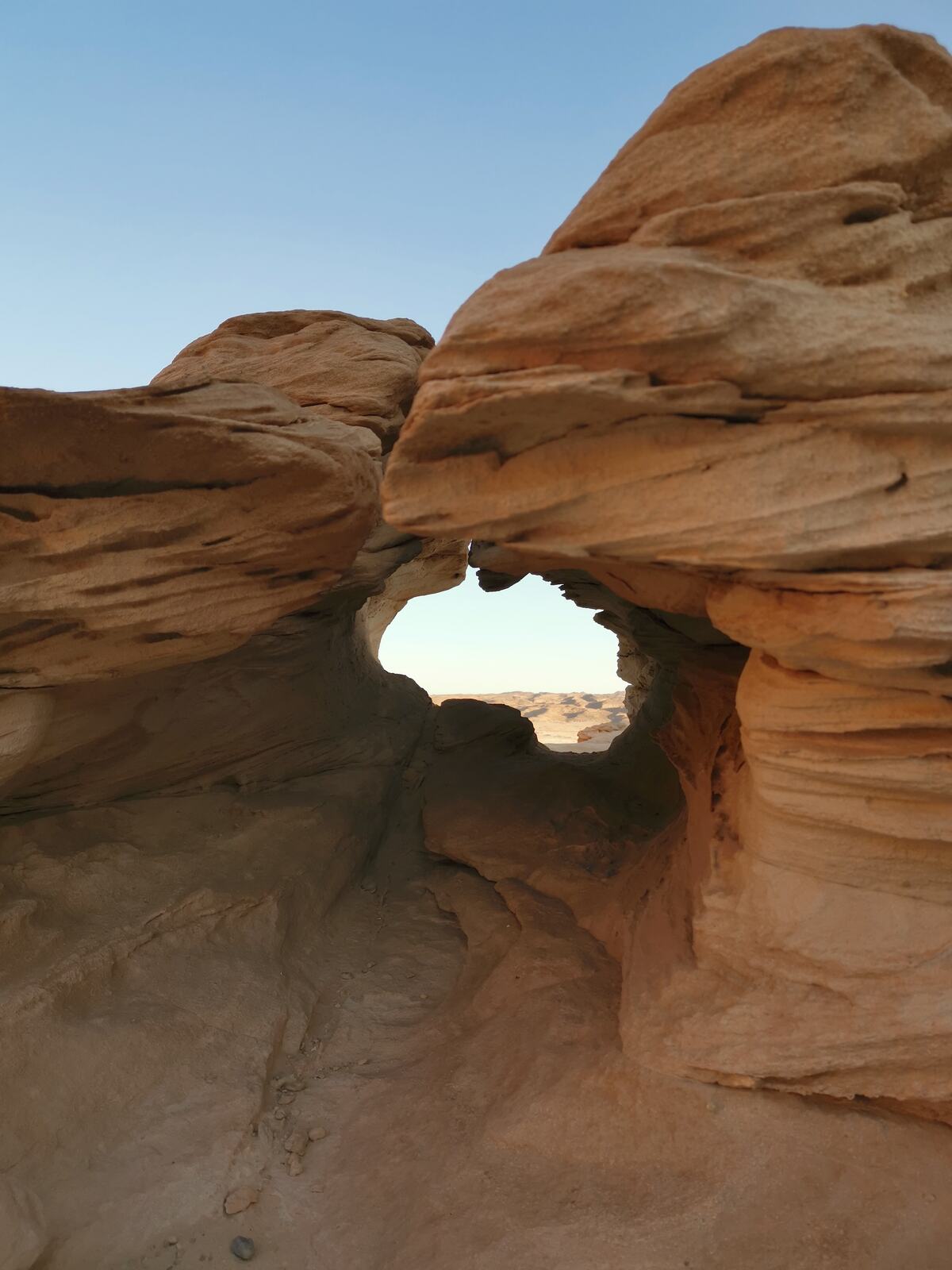 Blick durch ein Felsfenster in die Weite des Südsinai