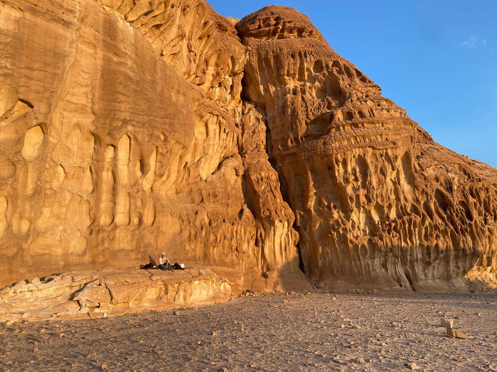 Felswand im Gebiet der Muzeina, Südsinai