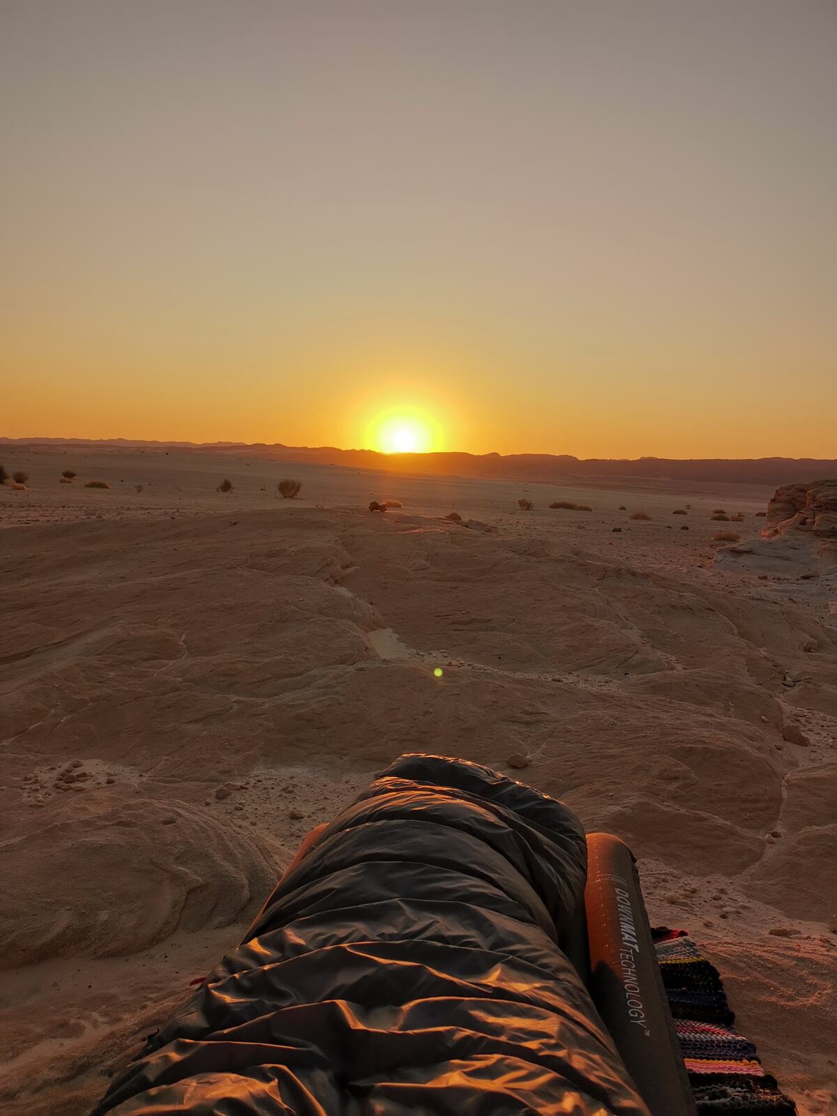 Sonnenaufgang in der Wüste, Blick aus dem Schlafsack, kein Zelt, kein Camp